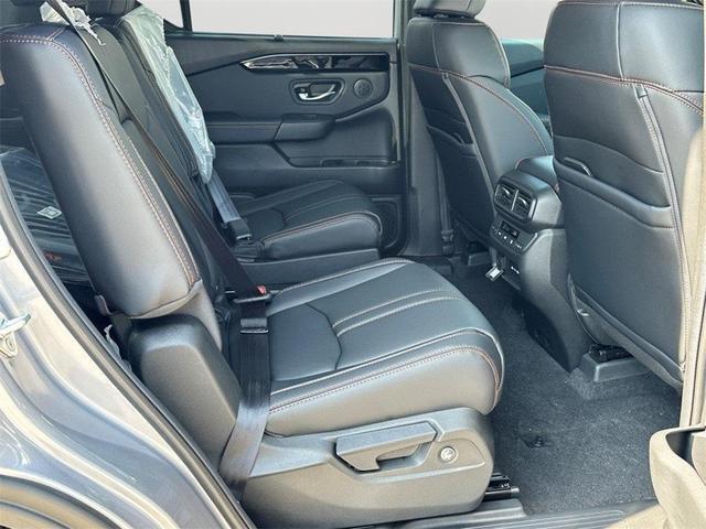 Photo of 2025 Alabaster Silver Metallic Honda Pilot