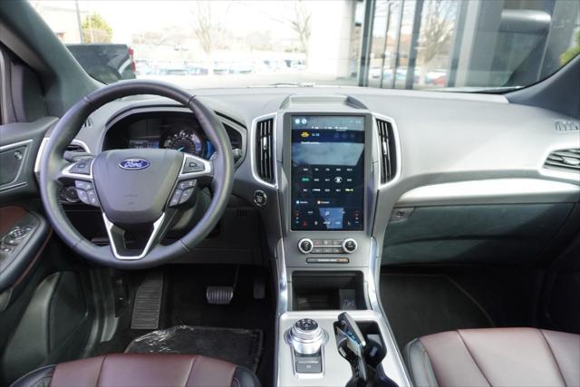 Photo of 2022 Iconic Silver Metallic Ford Edge