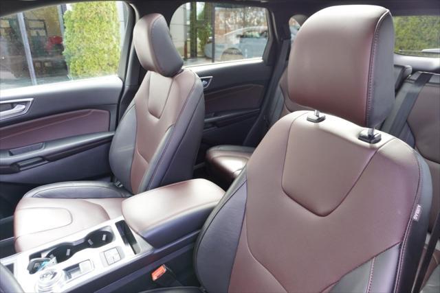 Photo of 2022 Iconic Silver Metallic Ford Edge
