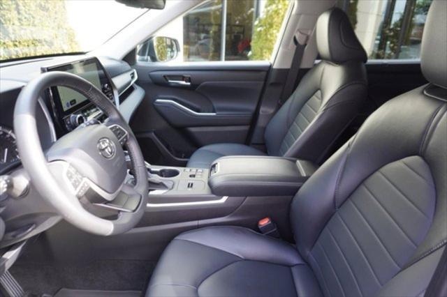 Photo of 2023 Magnetic Gray Metallic Toyota Highlander