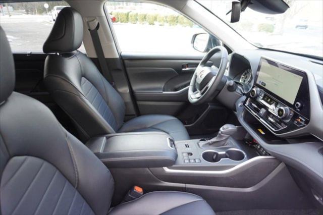 Photo of 2023 Magnetic Gray Metallic Toyota Highlander