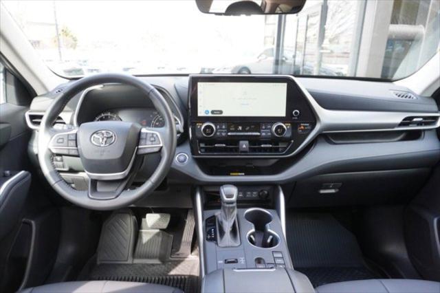 Photo of 2023 Magnetic Gray Metallic Toyota Highlander