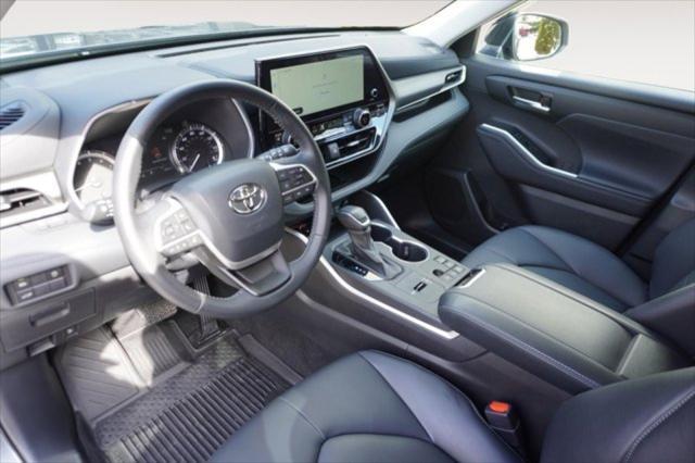 Photo of 2023 Magnetic Gray Metallic Toyota Highlander
