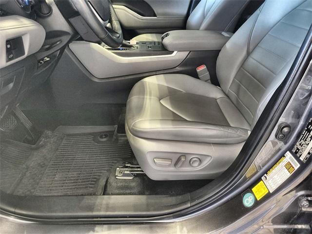 Photo of 2022 Magnetic Gray Metallic Toyota Highlander Hybrid