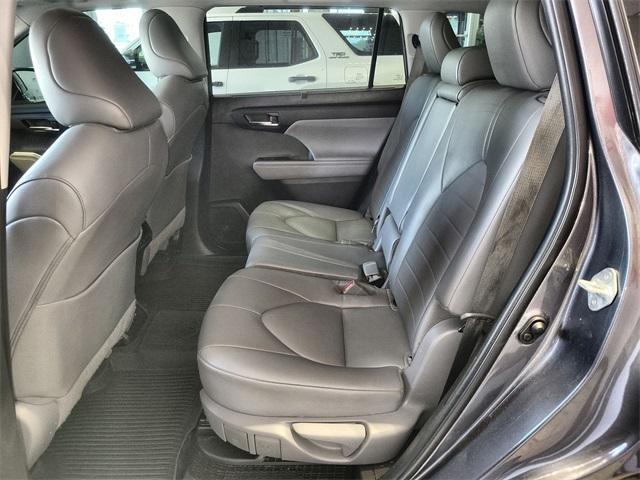Photo of 2022 Magnetic Gray Metallic Toyota Highlander Hybrid