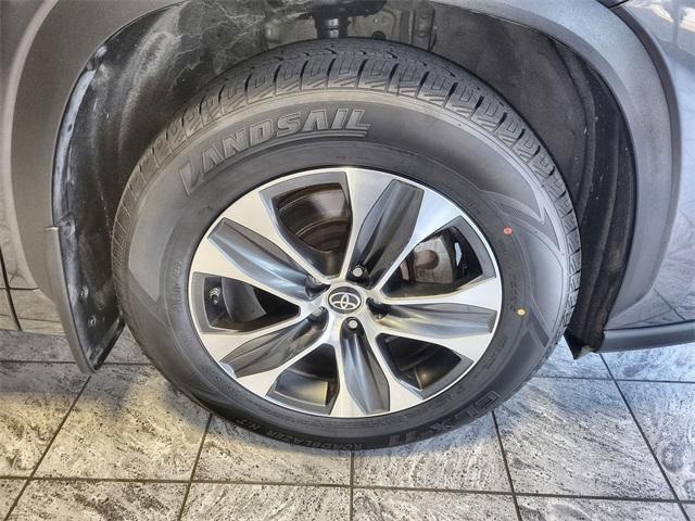 Photo of 2022 Magnetic Gray Metallic Toyota Highlander Hybrid