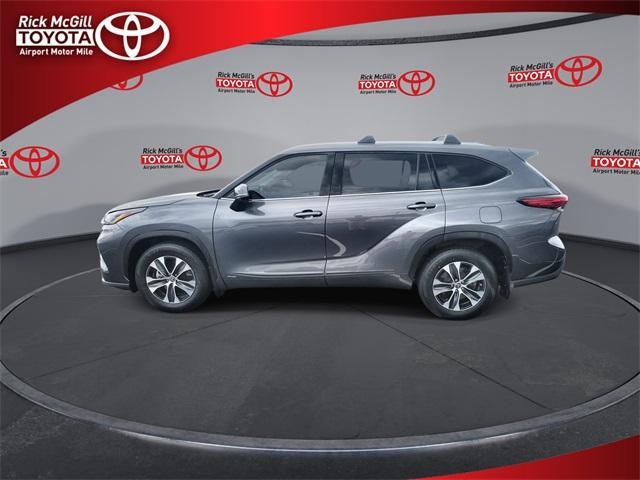 Photo of 2022 Magnetic Gray Metallic Toyota Highlander Hybrid