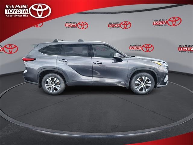 Photo of 2022 Magnetic Gray Metallic Toyota Highlander Hybrid
