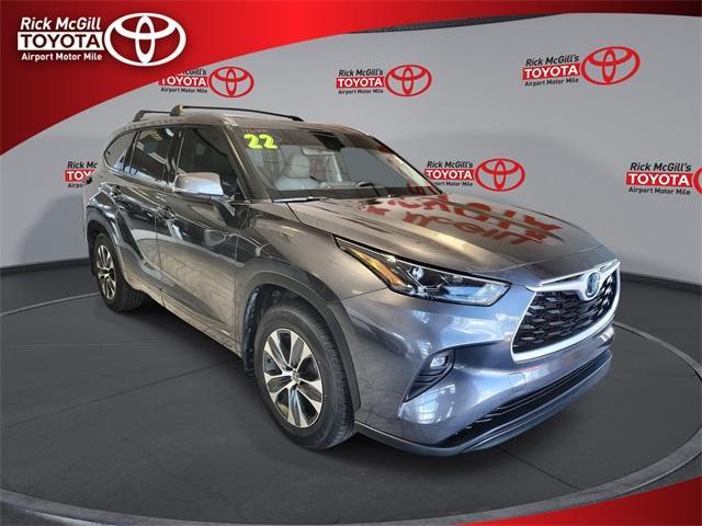Photo of 2022 Magnetic Gray Metallic Toyota Highlander Hybrid