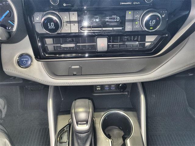 Photo of 2022 Magnetic Gray Metallic Toyota Highlander Hybrid