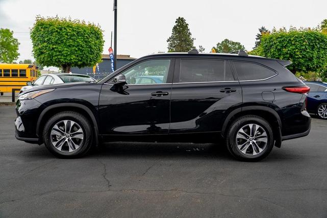 Photo of 2022 Midnight Black Metallic Toyota Highlander