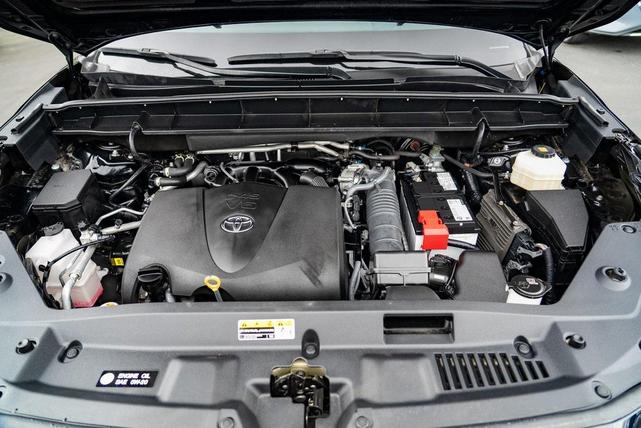 Photo of 2022 Midnight Black Metallic Toyota Highlander