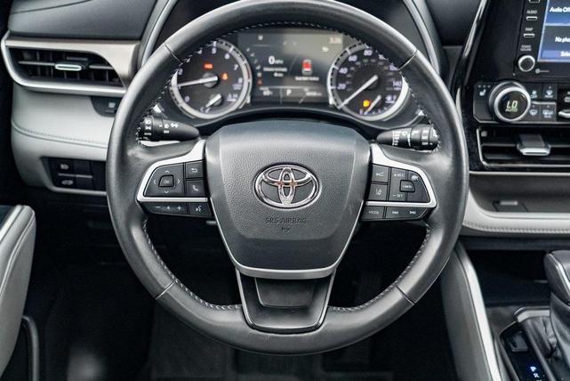 Photo of 2022 Midnight Black Metallic Toyota Highlander