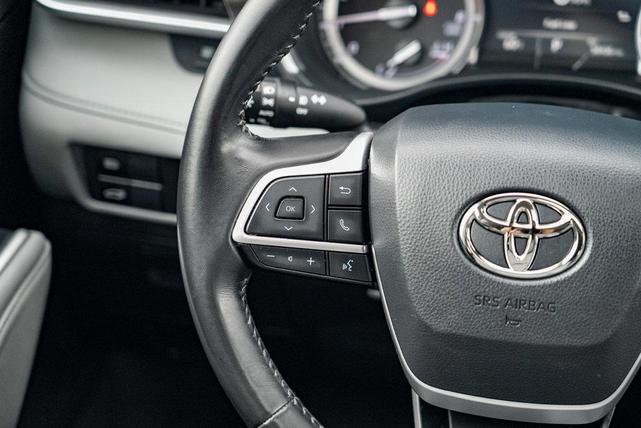 Photo of 2022 Midnight Black Metallic Toyota Highlander