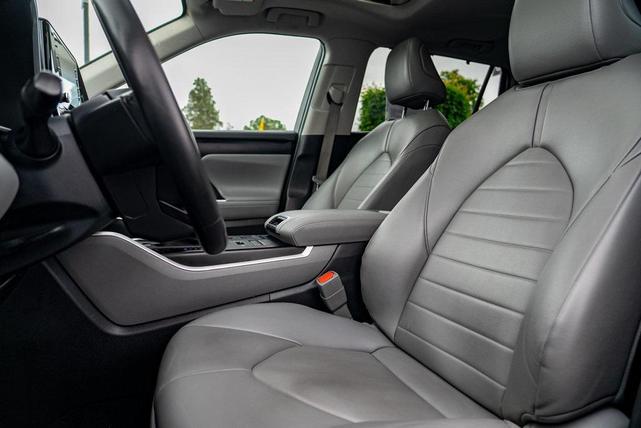 Photo of 2022 Midnight Black Metallic Toyota Highlander
