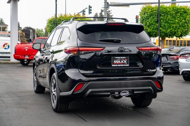 Photo of 2022 Midnight Black Metallic Toyota Highlander