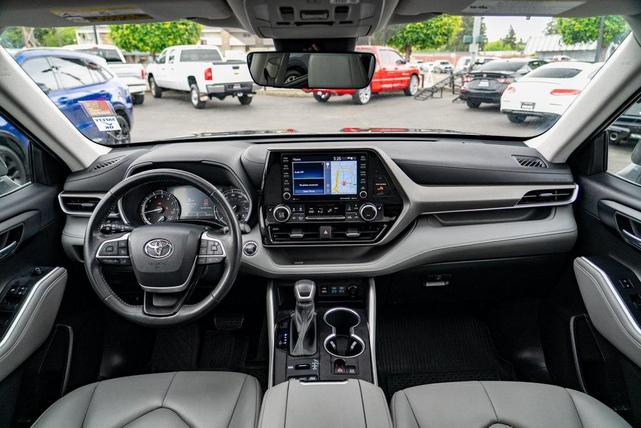Photo of 2022 Midnight Black Metallic Toyota Highlander