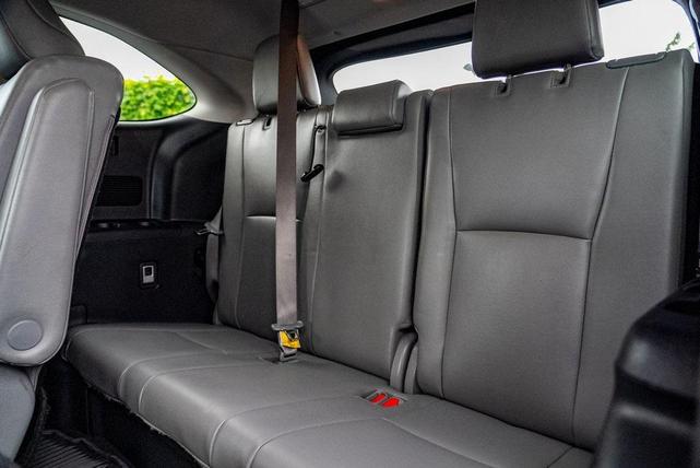 Photo of 2022 Midnight Black Metallic Toyota Highlander