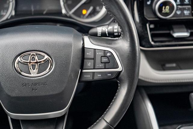 Photo of 2022 Midnight Black Metallic Toyota Highlander