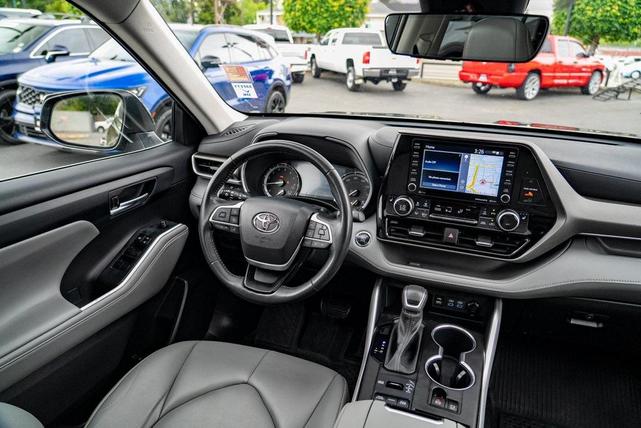 Photo of 2022 Midnight Black Metallic Toyota Highlander