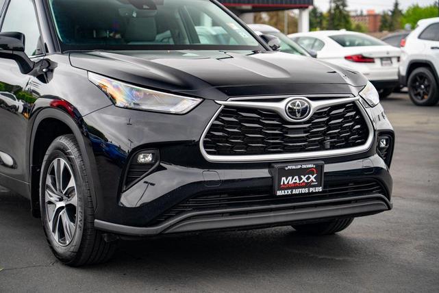 Photo of 2022 Midnight Black Metallic Toyota Highlander
