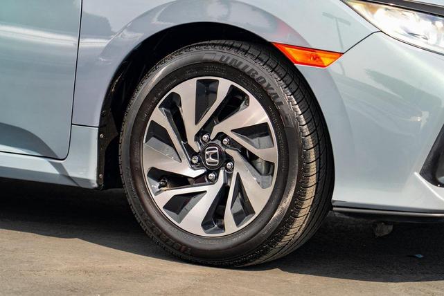 Photo of 2017 Sonic Gray Pearl Honda Civic