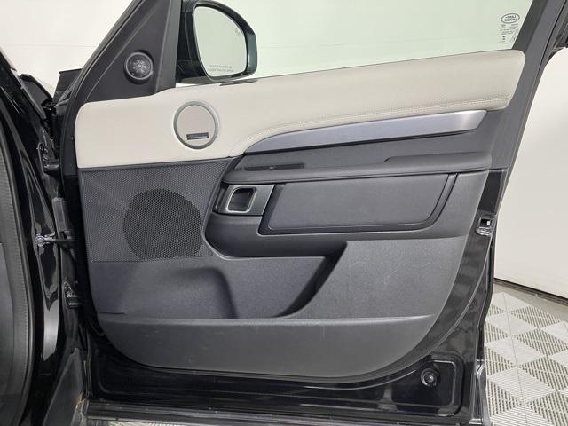 Photo of 2024 Santorini Black Metallic Land Rover Discovery