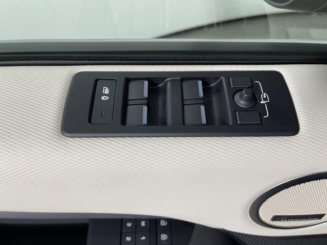 Photo of 2024 Santorini Black Metallic Land Rover Discovery