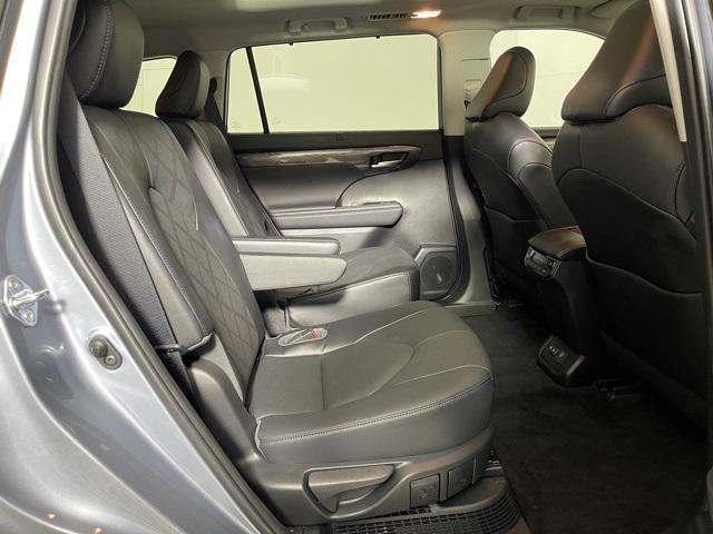 Photo of 2023 Moon Dust Toyota Highlander Hybrid