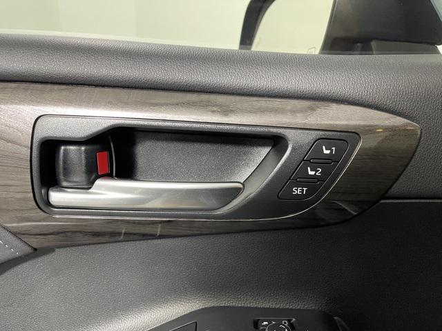 Photo of 2023 Moon Dust Toyota Highlander Hybrid