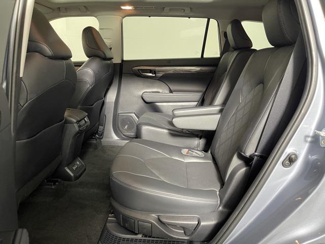Photo of 2023 Moon Dust Toyota Highlander Hybrid