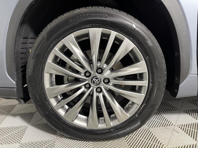 Photo of 2023 Moon Dust Toyota Highlander Hybrid
