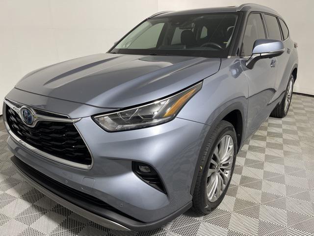 Photo of 2023 Moon Dust Toyota Highlander Hybrid