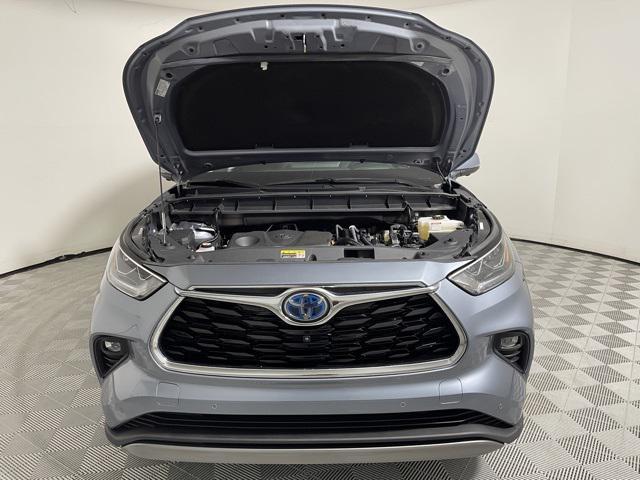 Photo of 2023 Moon Dust Toyota Highlander Hybrid