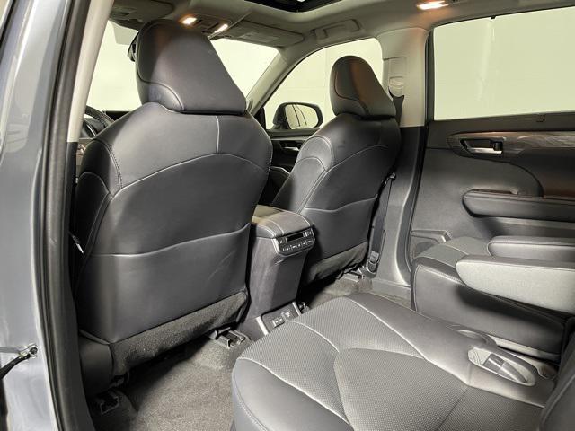 Photo of 2023 Moon Dust Toyota Highlander Hybrid