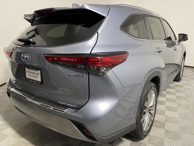 Photo of 2023 Moon Dust Toyota Highlander Hybrid