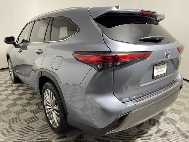 Photo of 2023 Moon Dust Toyota Highlander Hybrid