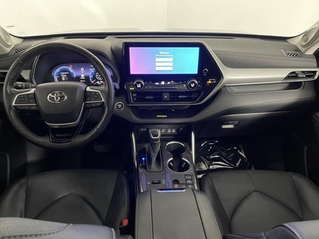 Photo of 2023 Moon Dust Toyota Highlander Hybrid