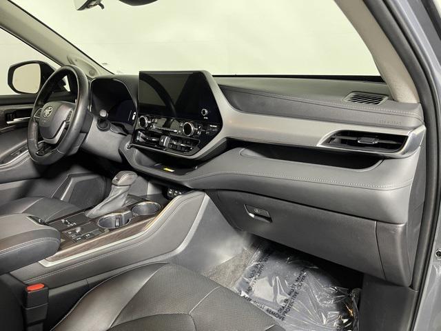 Photo of 2023 Moon Dust Toyota Highlander Hybrid