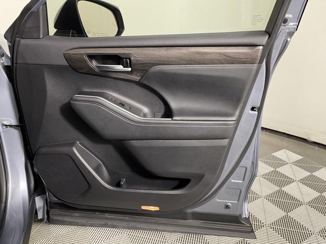 Photo of 2023 Moon Dust Toyota Highlander Hybrid