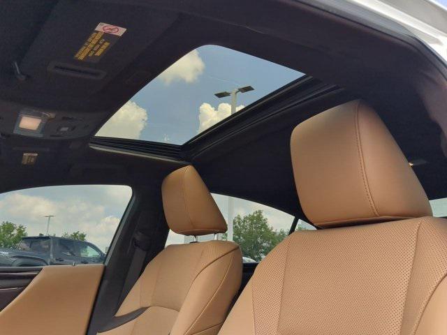 Photo of 2021 Eminent White Pearl Lexus ES 250