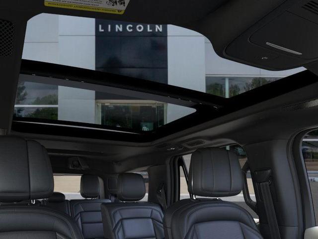 Photo of 2025 Pristine White Metallic Tri-Coat Lincoln Navigator