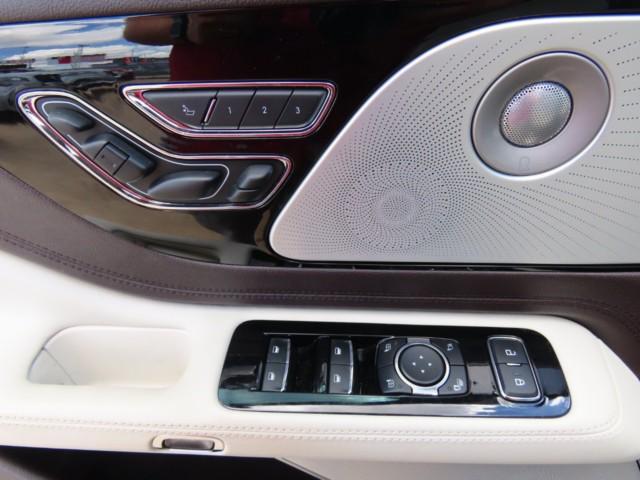 Photo of 2022 Chroma Caviar Dark Gray Metallic Clearcoat Lincoln Aviator