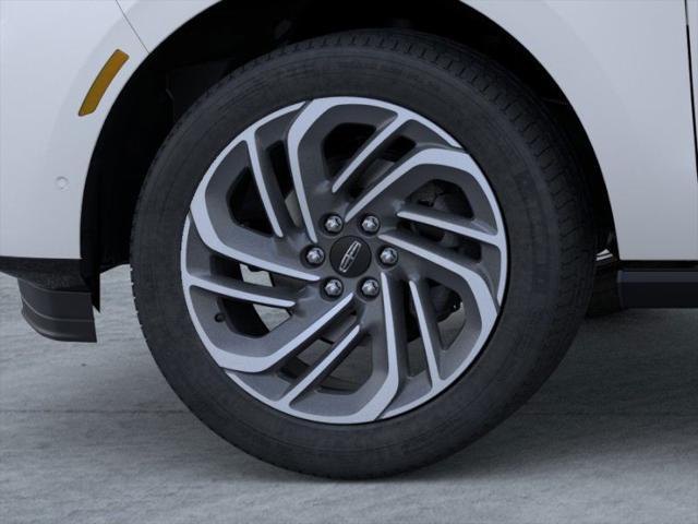 Photo of 2025 Pristine White Metallic Tri-Coat Lincoln Navigator