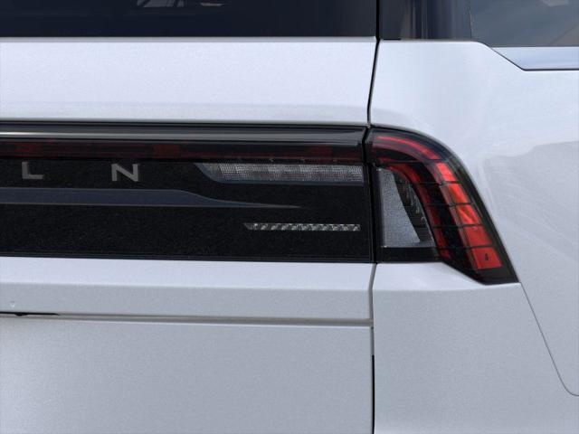 Photo of 2025 Pristine White Metallic Tri-Coat Lincoln Navigator