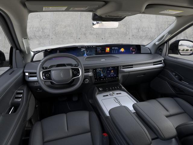 Photo of 2025 Pristine White Metallic Tri-Coat Lincoln Navigator