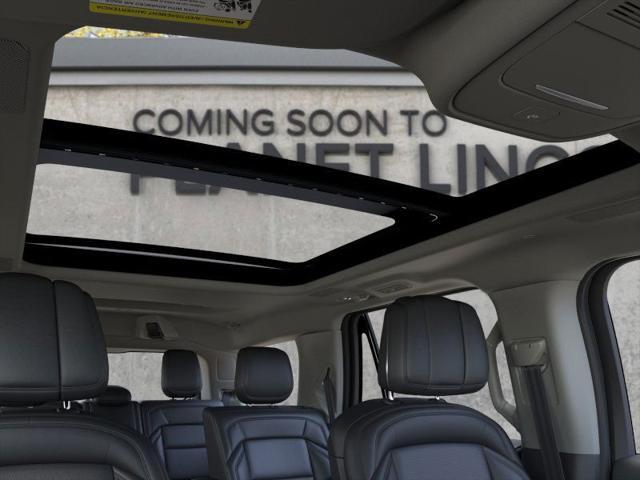 Photo of 2025 Pristine White Metallic Tri-Coat Lincoln Navigator
