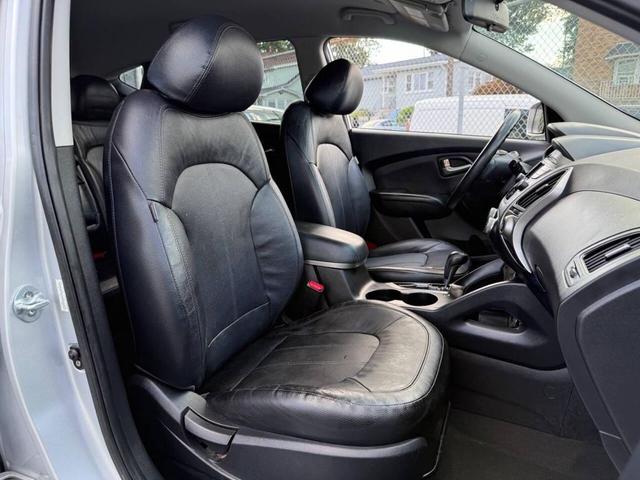 Photo of 2010 Diamond Silver Hyundai TUCSON