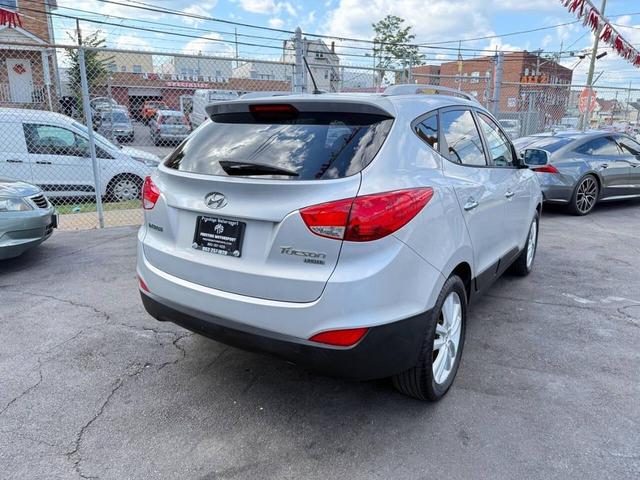 Photo of 2010 Diamond Silver Hyundai TUCSON
