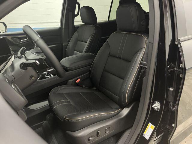 Photo of 2025 Mosaic Black Metallic Chevrolet Traverse